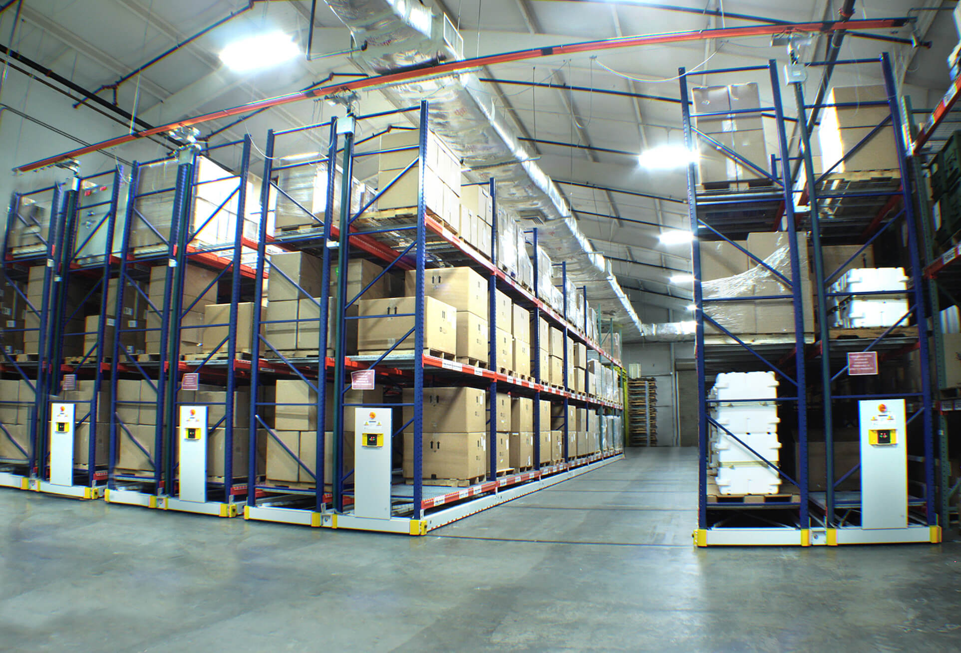 Mobile warehouse racking on ActivRAC 16P