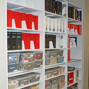 4-Post shelving with pull-out reference shelves