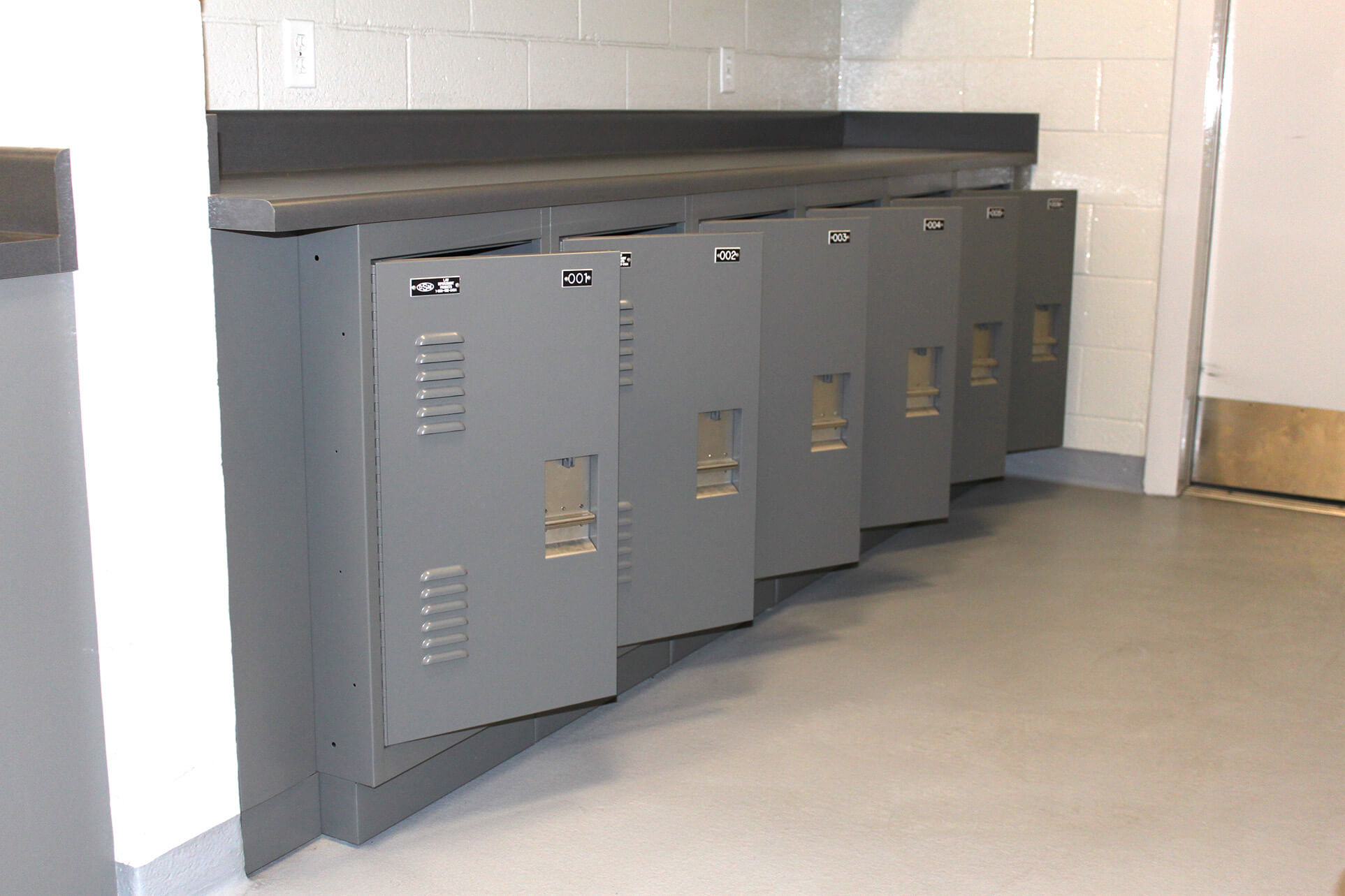 Personal storage lockers for prisoner property